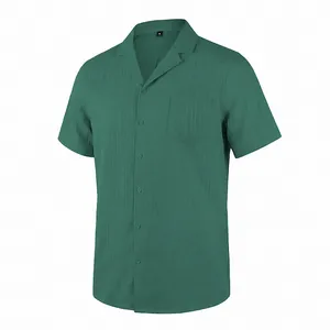 Vista detallada de camisa verde de manga corta con cuello cubano y tejido texturizado