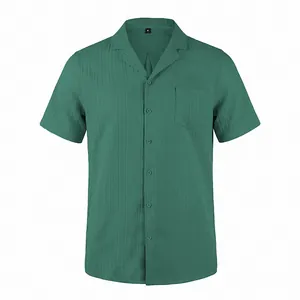 Vista detallada de la textura ondulada y el cuello cubano en esta camisa casual verde de hombre.