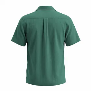 Vista trasera de camisa de hombre verde esmeralda con textura de ondas verticales.