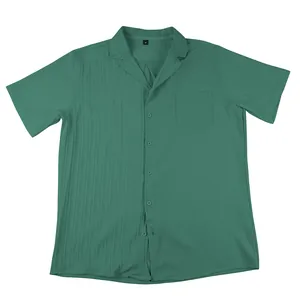 Detalle de camisa de manga corta verde para hombre con textura de onda y cuello cubano