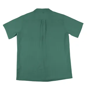 Vista posterior de camisa de hombre verde azulado de manga corta con textura de ondas