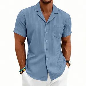 Detalle de camisa azul claro para hombre con cuello cubano y textura de ondas de mar.