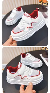 Λεπτομερής όψη αναπνεύσιμων αθλητικών παπουτσιών για νήπια με κόκκινες πινελιές