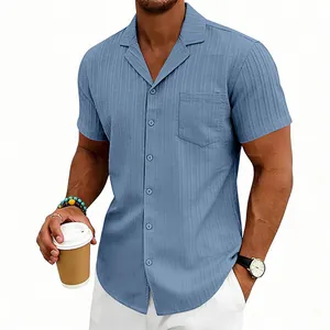 Detalle de la camisa azul de cuello cubano para hombre con textura de ondas
