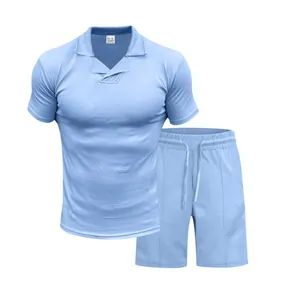 Hochwertiges hellblaues Herren-Set aus Poloshirt und Shorts, schmale Passform