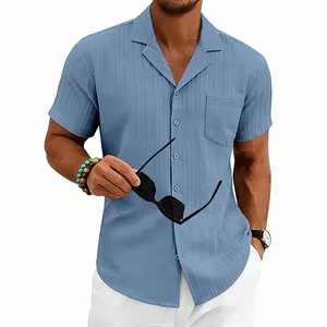 Detalle de camisa azul de hombre con cuello cubano y textura vertical de ondas marinas