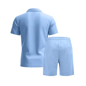Rückansicht eines hellblauen schnelltrocknenden Polohemds und Sportshorts für Herren.