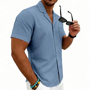 Detalle de una camisa azul cielo para hombre con cuello cubano y textura de ondas