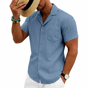 Detalle de la textura de camisa de hombre con cuello cubano y diseño ondulado