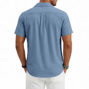 Vista trasera de una camisa azul de manga corta con cuello cubano para hombre, estilo de verano
