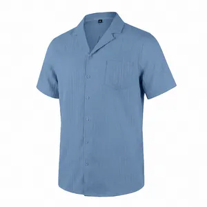 Detalle de camisa de hombre azul claro con manga corta, cuello cubano y textura