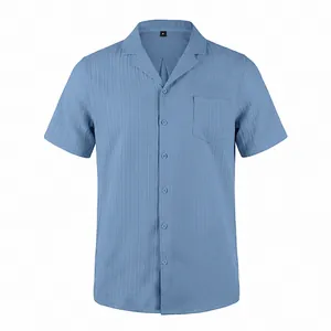 Vista frontal de la camisa azul de manga corta para hombre con textura de olas de mar