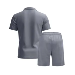 Rückansicht eines grauen Herren Sportsets mit schnelltrocknendem Polohemd und Shorts