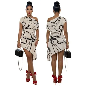 Robe courte asymétrique élégante avec imprimé rayures noires, vues de face et de dos
