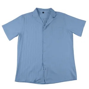 Vista detallada de camisa azul claro para hombre con cuello cubano y textura de ondas