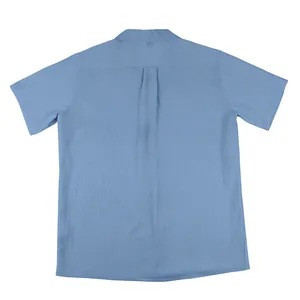 Vista trasera de camisa de hombre azul claro de manga corta con cuello cubano y textura