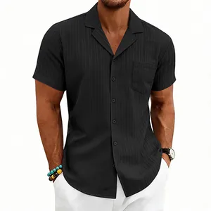 Detalle de la camisa negra de hombre con cuello cubano y textura de rayas verticales.