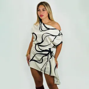 Robe courte chic à une épaule avec imprimé de lignes noires abstraites sur fond blanc cassé