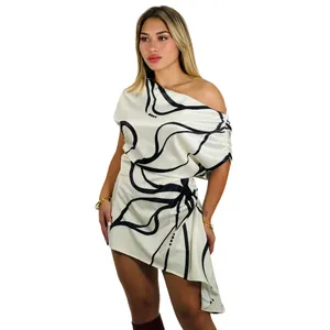 Vue complète d'une robe courte asymétrique pour femme à motif abstrait