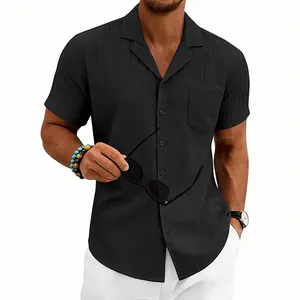 Camisa negra de hombre con textura de ondas, manga corta, cuello cubano y bolsillo