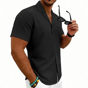 Detalle de una camisa negra para hombre con cuello cubano y textura de ondas verticales.