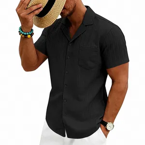 Detalle de camisa negra con cuello cubano, textura ondulada y bolsillo frontal