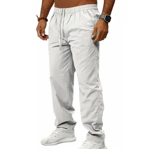 Detailaufnahme einer lässigen Herrenhose mit geradem Bein in Hellgrau und Kordelzug