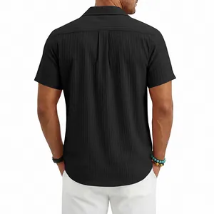 Vista posterior de una camisa negra de manga corta para hombre con textura ondulada.
