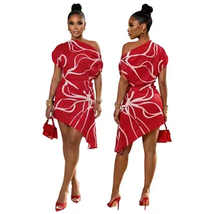 Élégante robe rouge à une épaule avec imprimé blanc abstrait et ourlet asymétrique