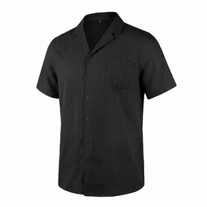 Detalle de camisa negra con cuello cubano y textura de ondas