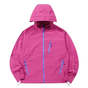 Giacca protettiva UV rosa con cappuccio e vivaci dettagli blu della cerniera lampo
