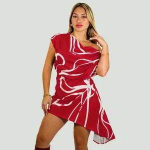 Vue détaillée d'une robe rouge à une épaule avec des motifs rayés blancs abstraits.
