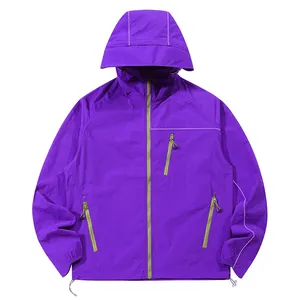 Giacca protettiva solare viola con cerniere verde neon e dettagli riflettenti per uomo