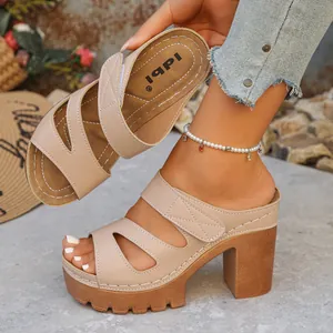 Detailansicht beige Plateau-Sandalen mit hohem Absatz und dekorativen Ziernähten