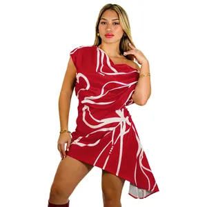 Vue détaillée d'une robe courte rouge à une épaule avec motif à rayures blanches élégant