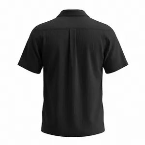 Vista trasera de una camisa negra de manga corta para hombre con textura de olas y pliegue