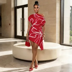 Robe courte rouge asymétrique à fleurs portée par un mannequin dans un hall luxueux