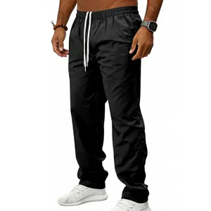 Detailansicht der schwarzen Herren-Freizeithose mit Kordelzug und geradem Bein