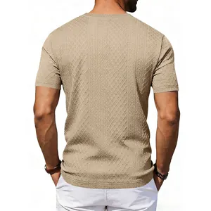 Πίσω όψη ανδρικού T-shirt με ανάγλυφο ζακάρ και στρογγυλή λαιμόκοψη σε χακί χρώμα.