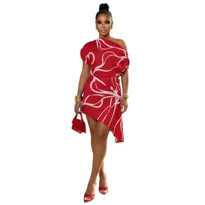 Robe courte rouge asymétrique élégante avec imprimé floral abstrait blanc pour femme