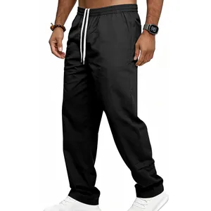 Detailansicht der schwarzen Herren-Freizeithose mit geradem Bein und weißem Kordelzug