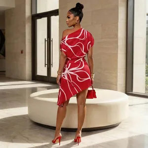 Robe courte asymétrique rouge et blanche à une épaule avec détail d'ourlet irrégulier chic