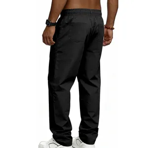Detail der Rückansicht: schwarze Herrenhose, lockere Passform, elastischer Bund