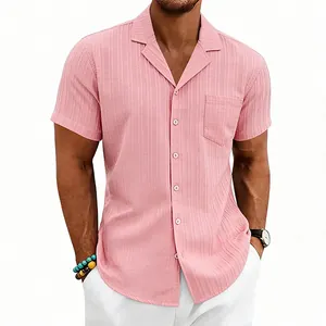 Camisa rosa de manga corta para hombre con cuello cubano y diseño de textura ondulada