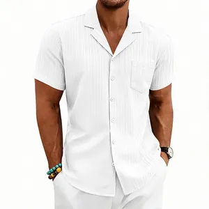 Camisa de hombre blanca de manga corta con cuello cubano y textura de ondas casual