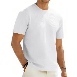 Λεπτομέρεια ανδρικού λευκού T-shirt με στρογγυλή λαιμόκοψη και ανάγλυφο σχέδιο ζακάρ
