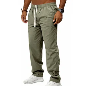 Detailansicht der olivgrünen, atmungsaktiven, locker sitzenden Freizeithose für Herren.