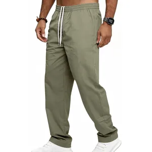 Detailansicht der lässigen High-Street Herrenhose mit geradem Bein in der Farbe Olivgrün