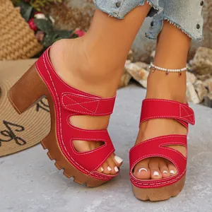 Stylische rote Plateau-Sandalen mit klobigem Absatz und Peep-Toe für Damen