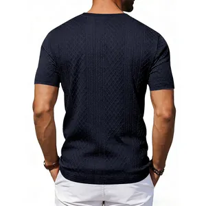 Κοντινή όψη ανδρικού κοντομάνικου t-shirt με ανάγλυφη πλέξη ζακάρ σε σκούρο μπλε